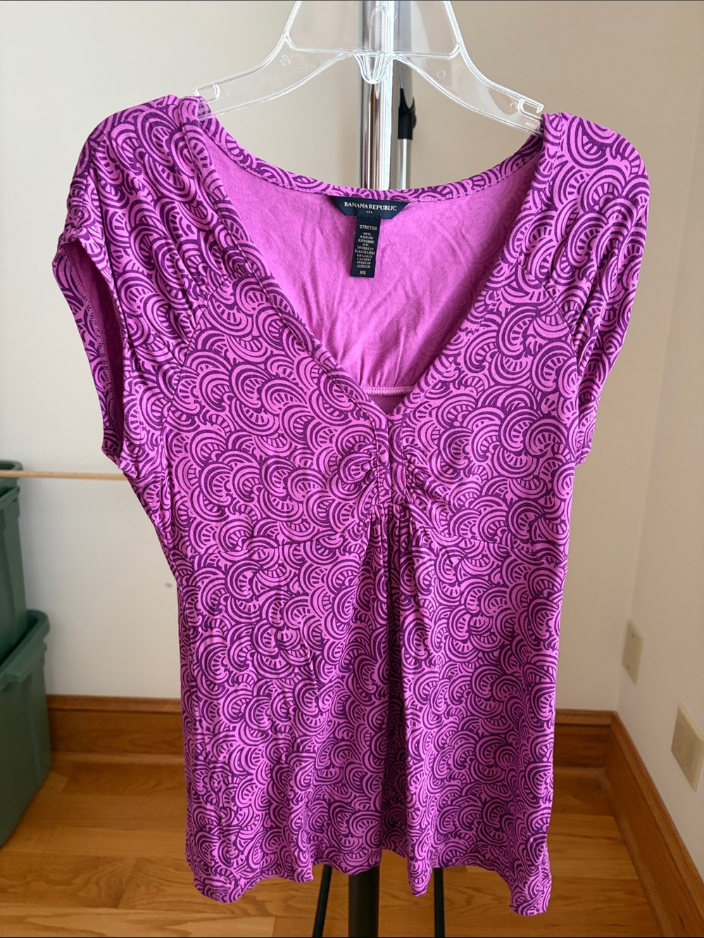 Banana Republic Purple-Pink Fan Pattern V-Neck Cap Sleeve Top